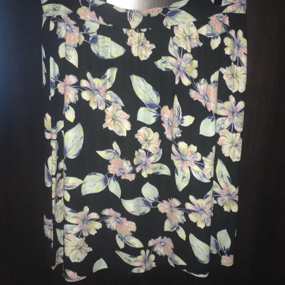 Black floral skirt - Picture 2 of 2